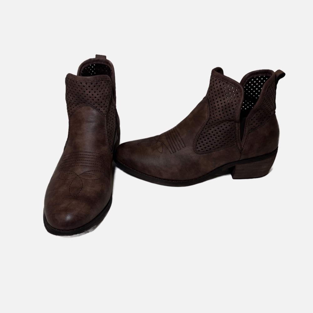 Natural Reflections Ankle Boots Booties
Women's Size 8 Brown Perforated Western